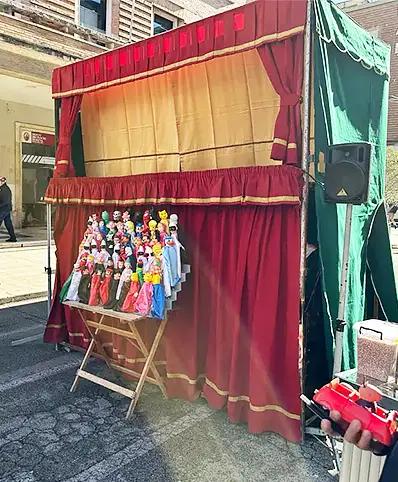 Teatrino dei Burattini Mercurio allestito in piazza