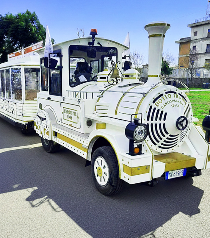 Il Trenino Turistico Mercurio durante un tour a Sorrento