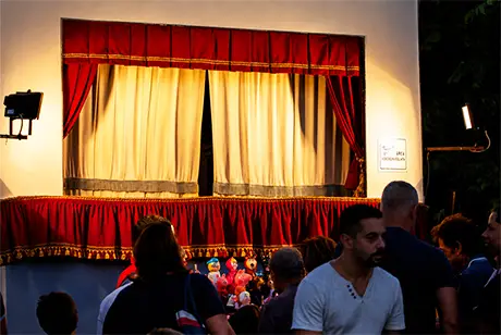Luci del Teatrino Mercurio durante uno spettacolo serale in piazza