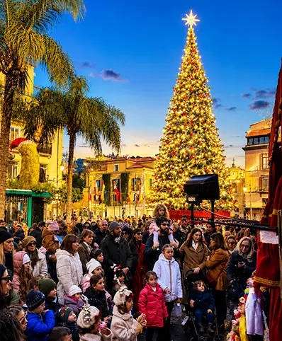 Teatrino dei Burattini Mercurio allestito in piazza con albero decorativo