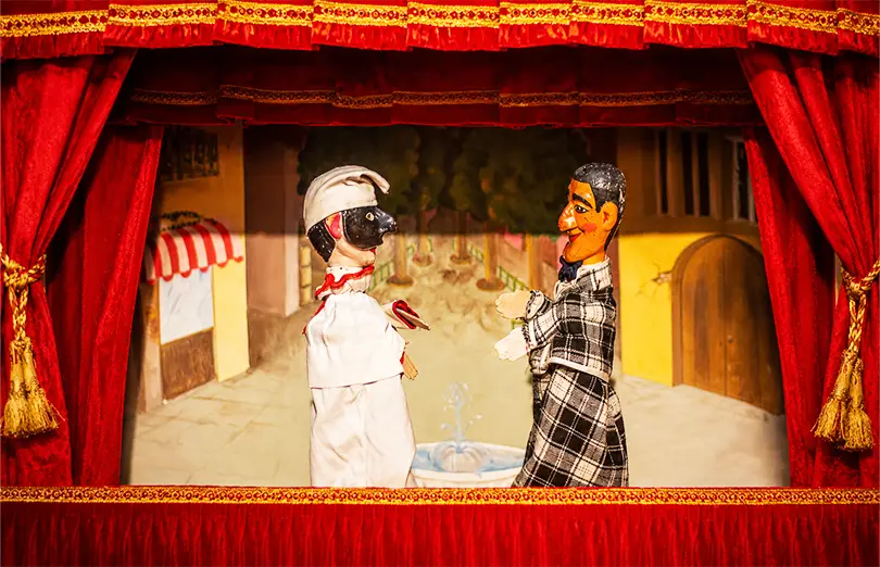 Mercurio handcrafted puppets in action during a square performance