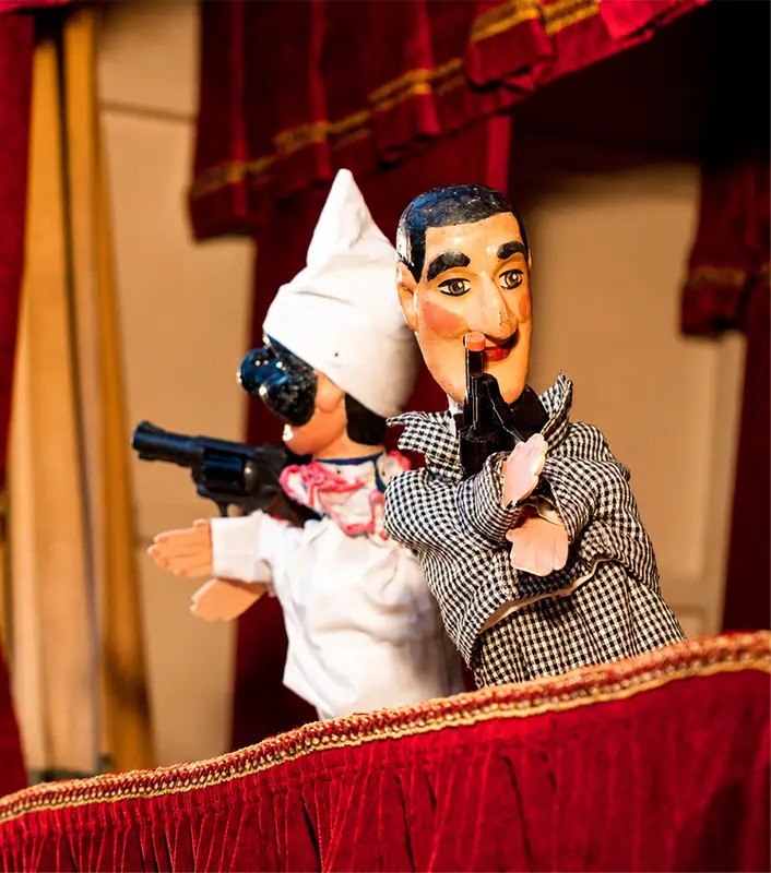 Burattini artigianali sul palco durante uno spettacolo del Teatrino Mercurio